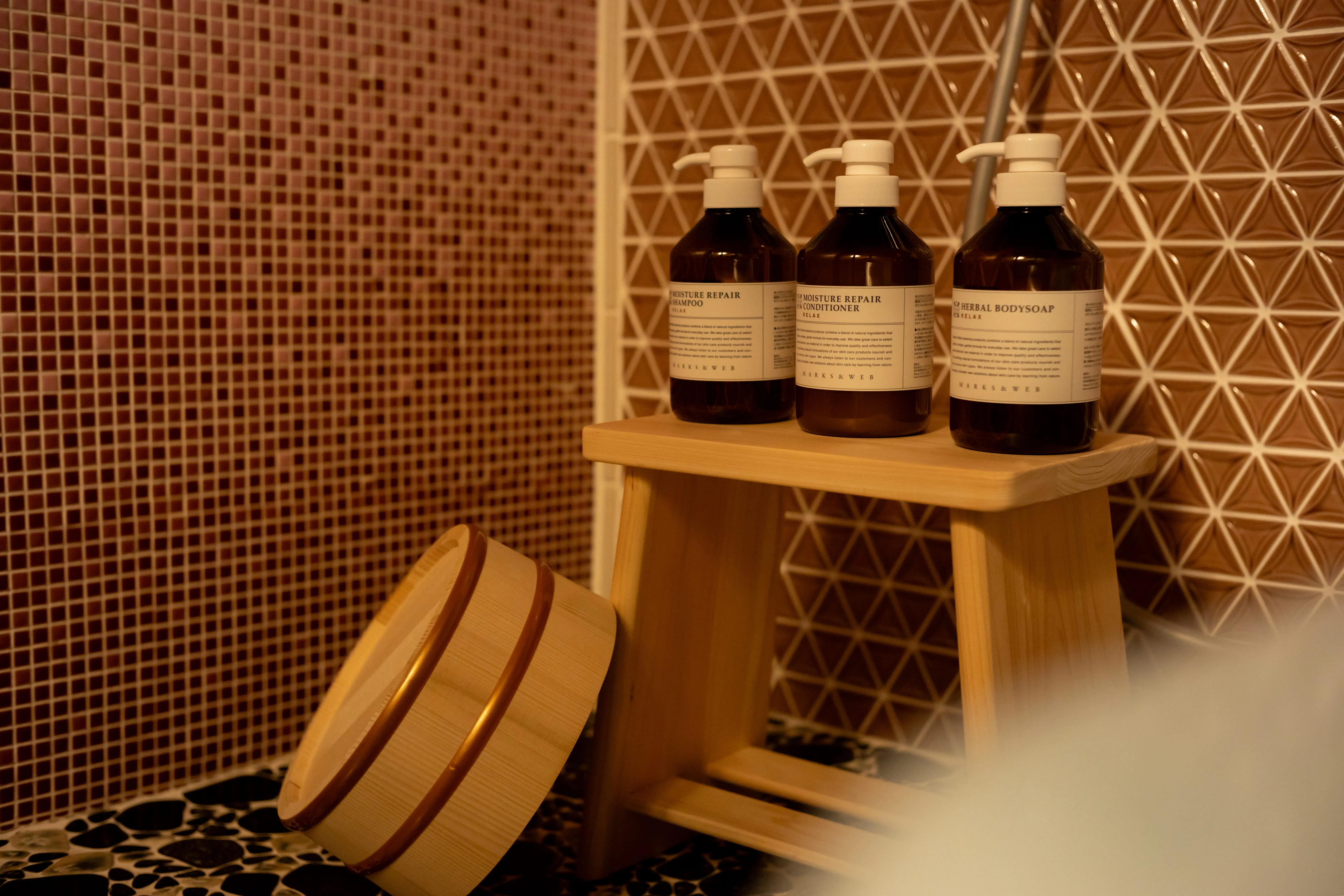 風呂桶やシャンプーボトルなどの写真