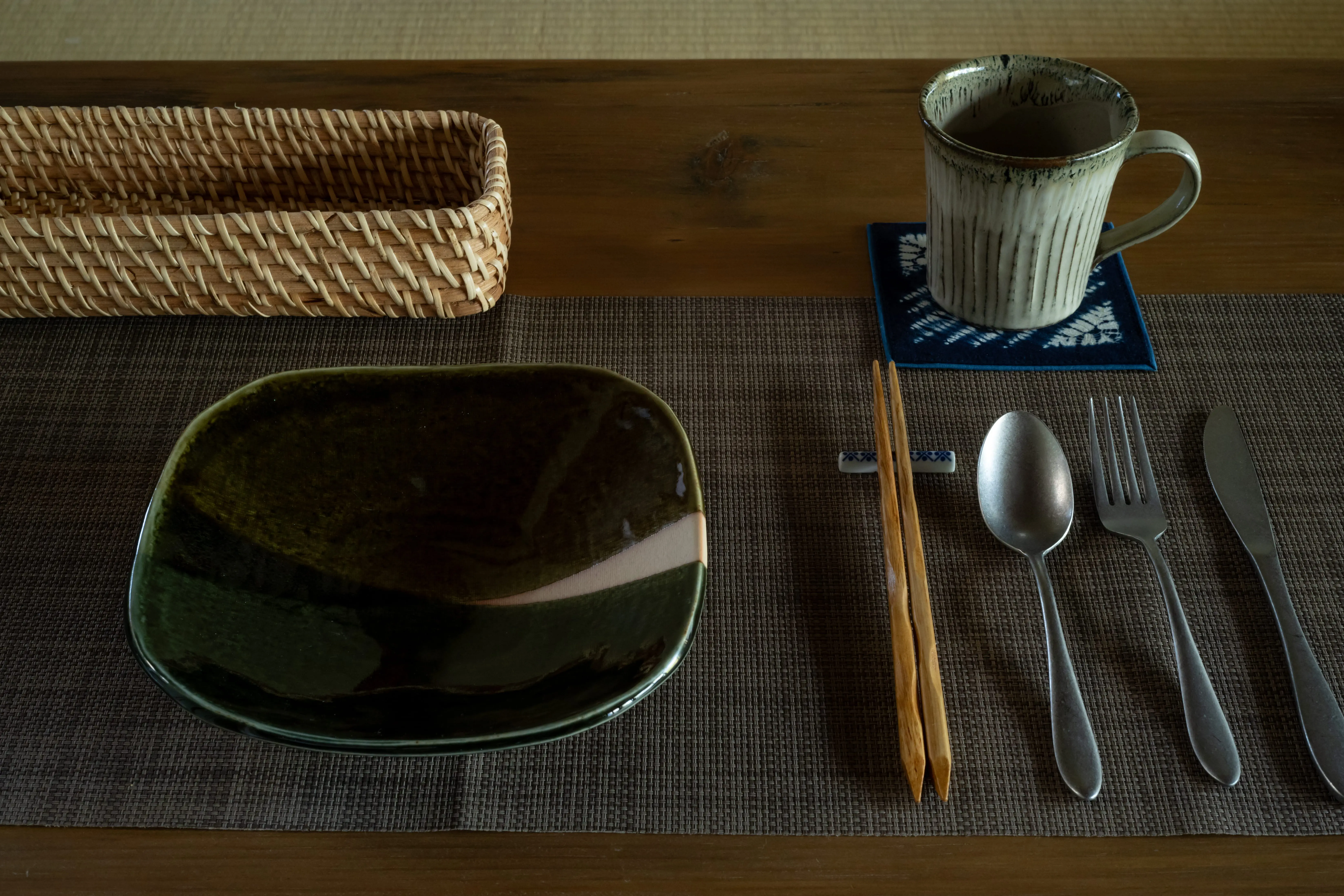 食器やカトラリーなどの写真
